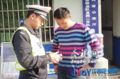 【与雷锋同行】江西交警为被困司机筹借3000元过路费