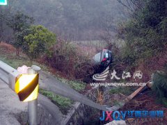 杭瑞高速上一男子驾车时向女友献花不慎翻车