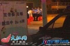 萍乡特警开警车着警服带女宵夜遭网友吐槽