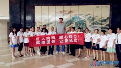 “巨人”姚明抵昌参加国寿爱心夏令营开营活动