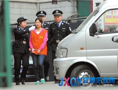 3月22日，周克华的女友张贵英被警察从重庆沙坪坝区看守所带出。新华社发