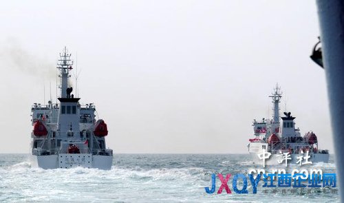 “海巡”新加入2艘船舰，在高雄外海进行操演。（中评社倪鸿祥摄）