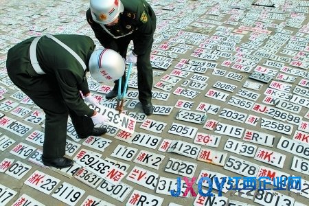 战士在剪假军车号牌