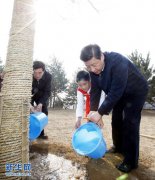 习近平参加北京义务植树活动 强调加强环境保护