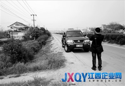 皖浙桂多地公车“顶风”扫墓 军车司机提防记者