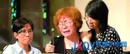 林俊母亲(图中)当日在亡儿丧礼上十分哀伤。