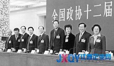 3月6日，全国政协十二届一次会议举行记者会，民主党派中央和全国工商联领导人集体接受媒体采访。华社记者戚恒摄