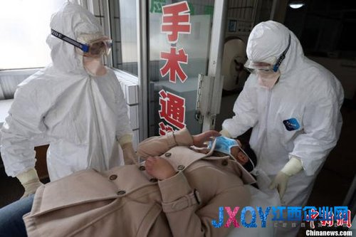 4月3日，山东省青岛市胸科医院，一场应对H7N9禽流感应急演练进行。图为接到病人后询问病人病情，为其戴上口罩，送到ICU进行救治。CFP视觉中国