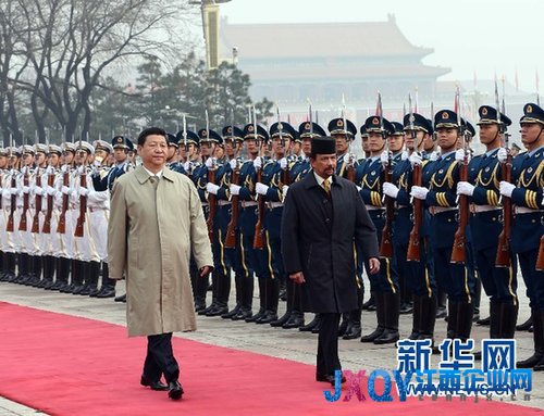 4月5日，国家主席习近平在北京人民大会堂会见文莱苏丹哈桑纳尔。会谈前，习近平在大会堂东门外广场为哈桑纳尔访华举行欢迎仪式。 新华社记者刘卫兵