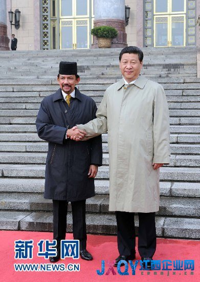 4月5日，国家主席习近平在北京人民大会堂会见文莱苏丹哈桑纳尔。会谈前，习近平在大会堂东门外广场为哈桑纳尔访华举行欢迎仪式。 新华社记者饶爱民