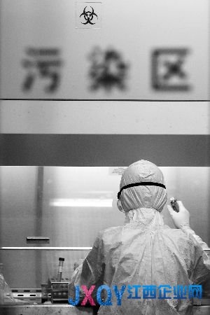 检测人员正在做实验