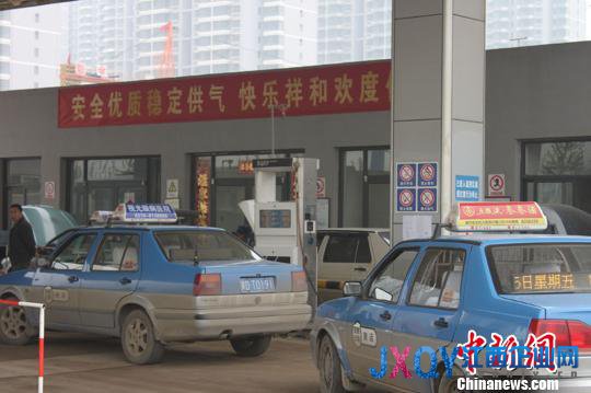 图为出租车在邯郸新南环路旁的加气站加气。 赵晨光 摄