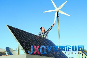 4月6日，申请个人卖电业务的居民董强在调试自家屋顶装置的光伏太阳能板和风力发电设备。