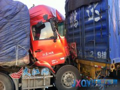 景鹰高速乐平境内两货车“接吻” 一司机被困车