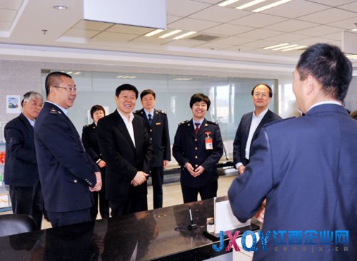 国家税务总局党组书记、局长王军（左四）在北京市海淀区地税局羊坊店税务所调研时与税务干部交谈。