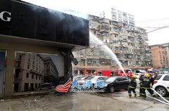 南昌步行街一店铺“飞来横火” 疑一旁垃圾桶“