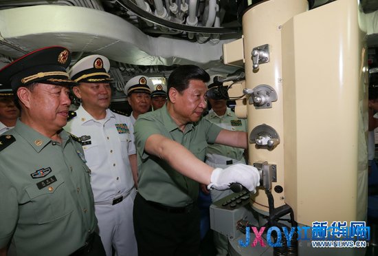 习近平视察海军驻三亚部队 登井冈山舰和新型潜艇