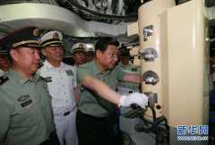 习近平视察海军驻三亚部队 登井冈山舰和新型潜
