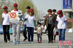 九成人认为“中国式过马路”源于规则意识缺失
