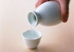 央视曝光酒企酒精勾兑白酒 业内人士质疑央视误