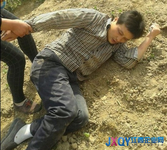 中铁回应工人打农民：事出有因 责任人已被停职