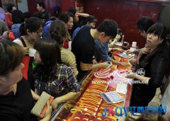 金价暴跌 南昌市民抢金“挤破头”