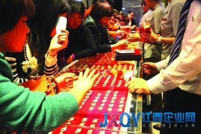 南京金店为应对市民抢购从外地空运黄金(图)
