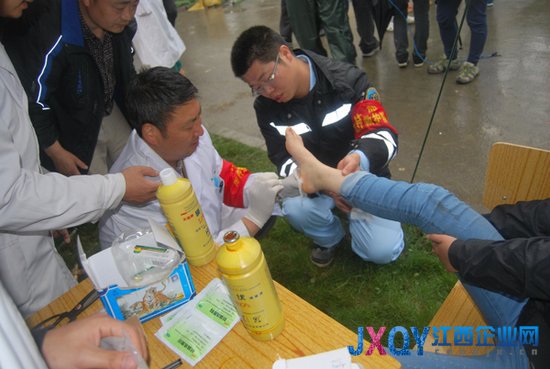 央视网记者震区纪实：牟云和他的医疗救护队