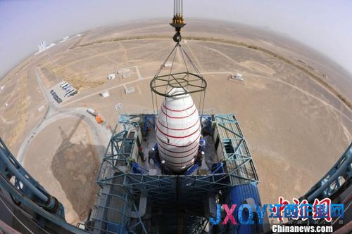 图为发射前夕，“高分一号”卫星与运载火箭在发射塔架进行对接。梁杰 摄梁杰摄