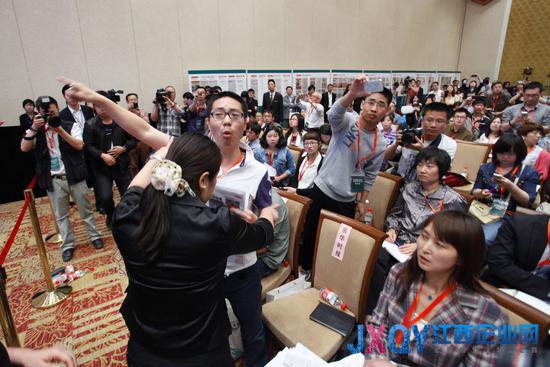 农夫山泉发布会火药味十足 记者被叫滚(组图)