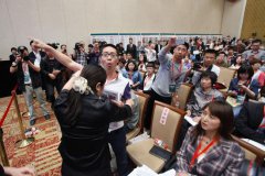 农夫山泉发布会火药味十足 记者被叫滚(组图)