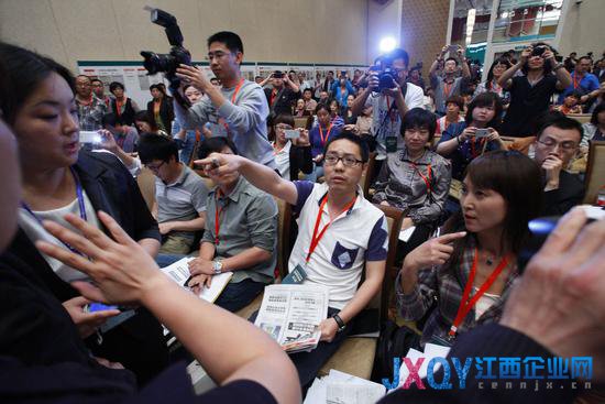 农夫山泉发布会火药味十足 记者被叫滚(组图)