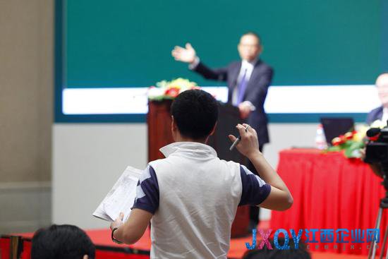农夫山泉发布会火药味十足 记者被叫滚(组图)