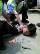 女子电动车骑上机动车道被罚不服 召友帮忙跟交