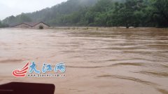 上犹：突发山洪31人被困 绳索搭建“生命桥梁”