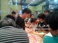 真有钱“南昌大姐”买金未歇手[图]