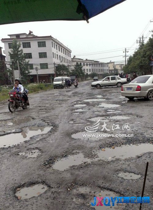 分宜县凤阳乡至洋江镇的道路破烂不堪