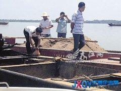 有人往军山湖里施农肥？ 村民称水质受污染